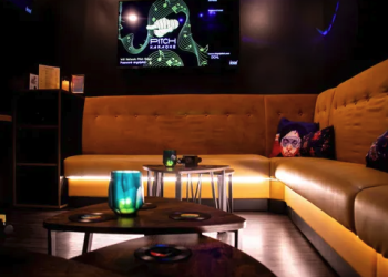 여성 호스피탈리티 종사자와 함께하는 카라오케의 독특한 경험